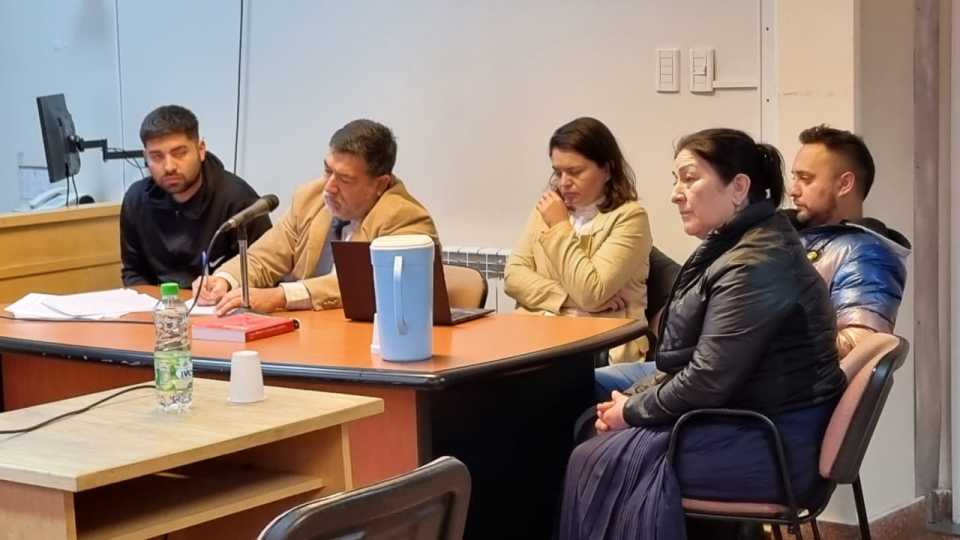 Condenan por estafa a dos hermanos en Esquel: su madre fue hallada culpable de encubrimiento agravado